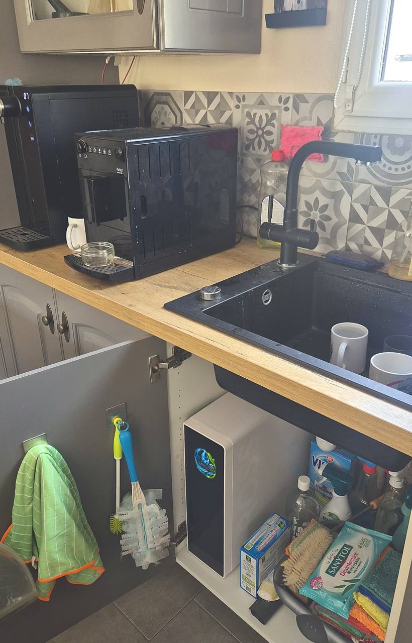 Osmoseur OSMO 8 installé sous évier dans une cuisine — installation réelle EWS